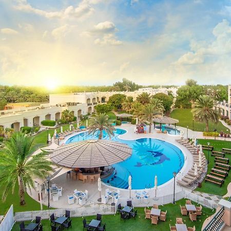 Hotel Al Ain Rotana Exterior foto The pool at the resort