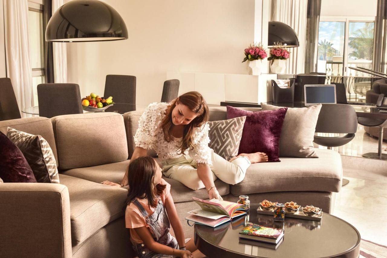 Hotel Al Ain Rotana Habitación foto A family in a living room