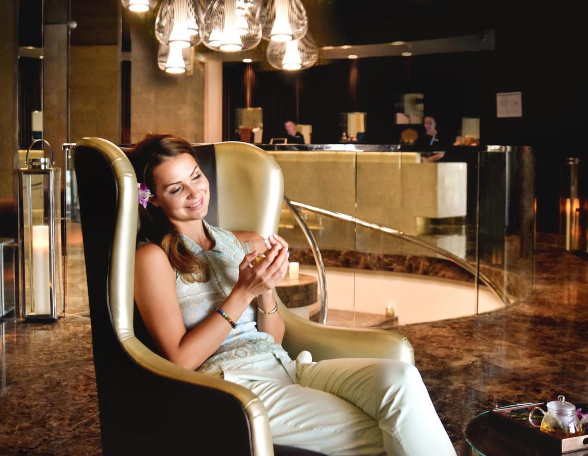 Hotel Al Ain Rotana Exterior foto A woman in a hotel lobby