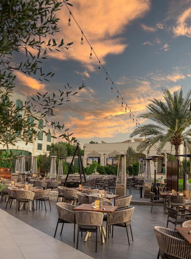 Hotel Al Ain Rotana Exterior foto The patio at the JW Marriott Scottsdale Camelback Resort and Spa