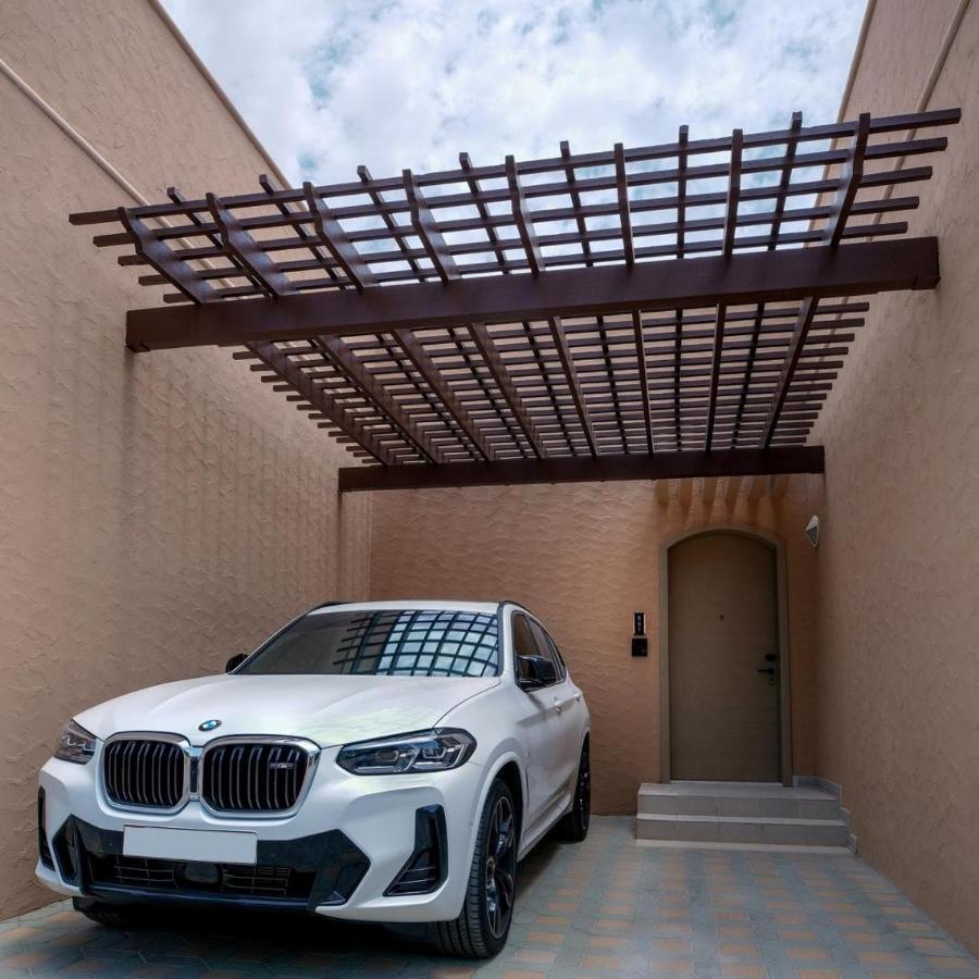 Hotel Al Ain Rotana Exterior foto A car parked in a garage