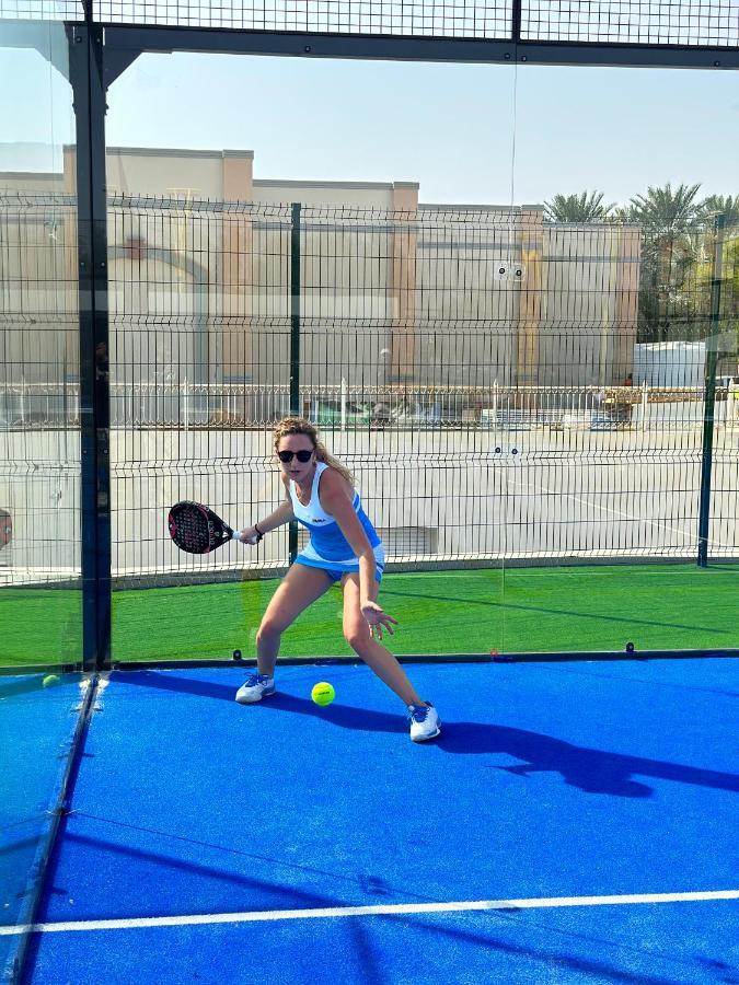 Hotel Al Ain Rotana Exterior foto A player in action