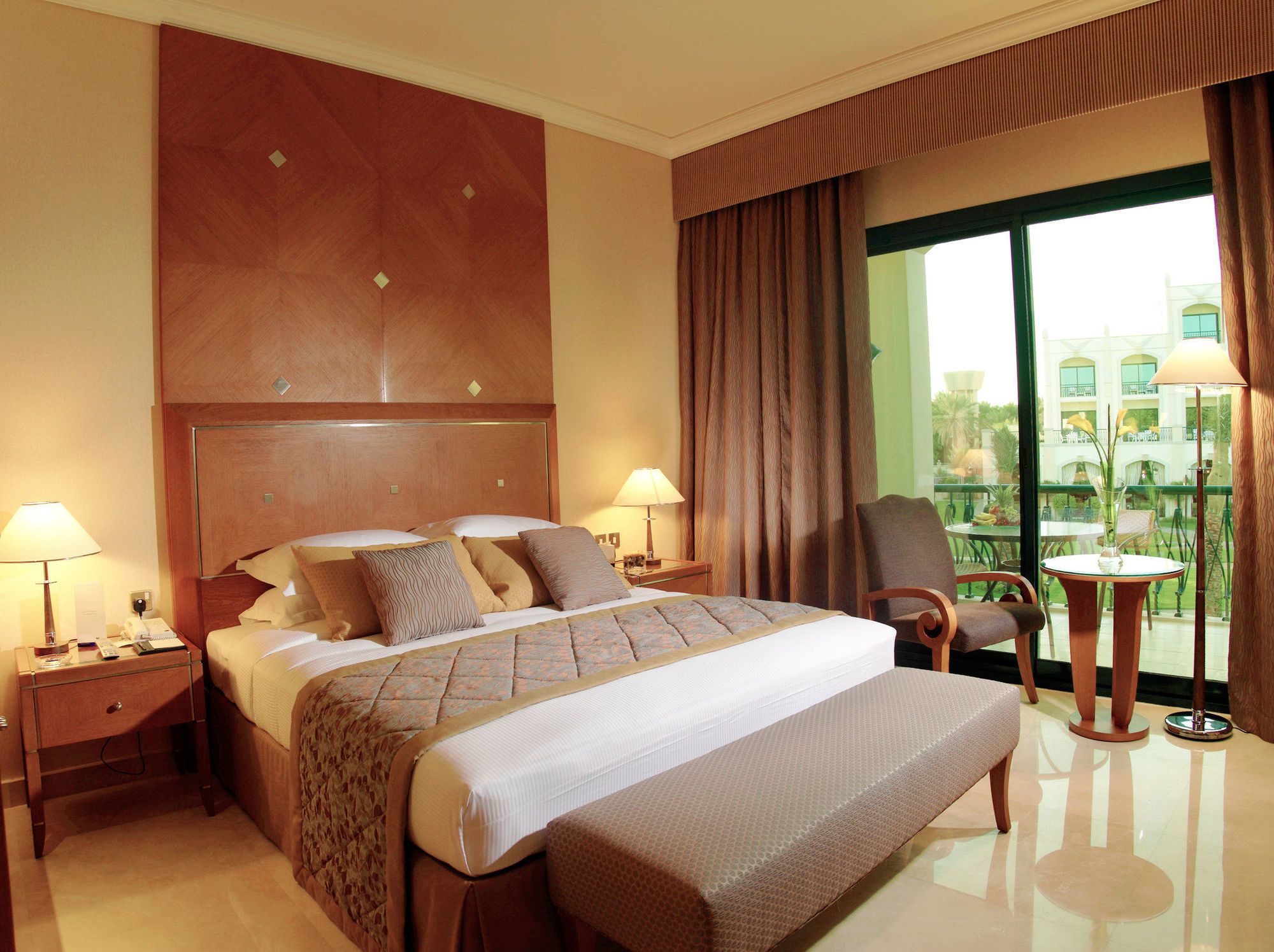 Hotel Al Ain Rotana Exterior foto A bedroom at the hotel