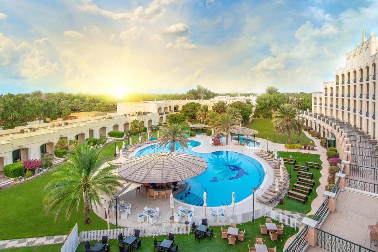 Hotel Al Ain Rotana Exterior foto The pool at the resort