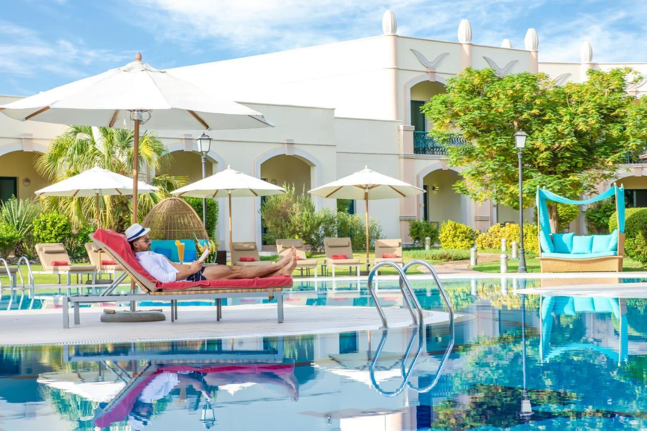 Hotel Al Ain Rotana Exterior foto The swimming pool at the hotel